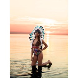 Headdress Snow Wolf med bl� och svarta fj�drar