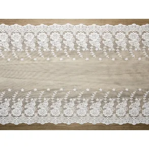 Blonde bordlber med roser