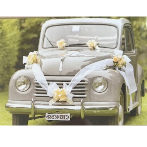 Bil dekorations�t med tyl og sl�jfer Hvid