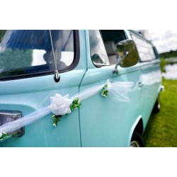 Bil dekorationst med tyl, roser og blade