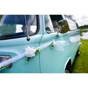 Bil dekorationst med tyl, roser og blade