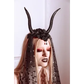 Maleficent horn med blommor och sl�ja