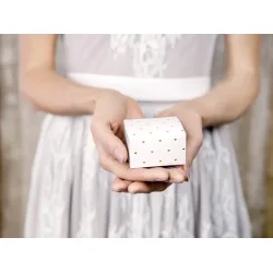 Presentask i vitt med hjrtar i guld