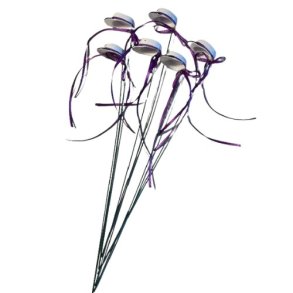 Studenten hatt p blomma stick i lila