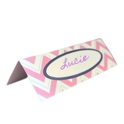 Placeraskort i rosa och vit