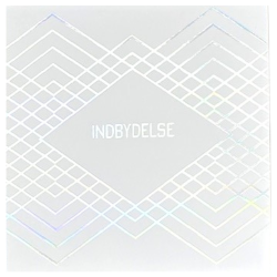 Indbydelse i hvid med iriserende print