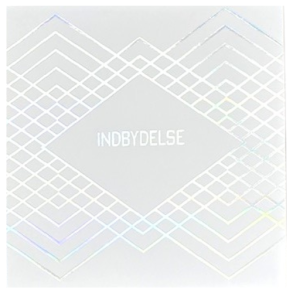 Indbydelse i hvid med iriserende print